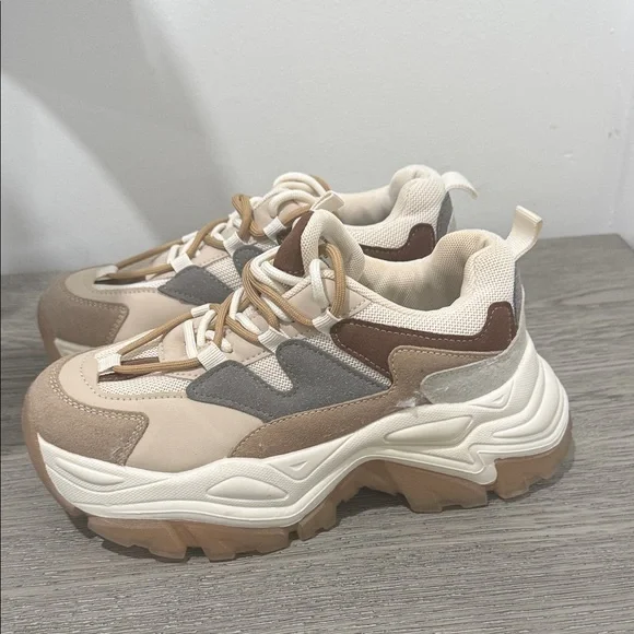 Madden Girl Women's Venomm Sneaker - Picture 4 of 5